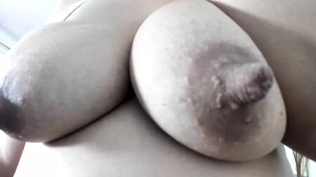 حلمات كبيرة سميكة وسمينة على ثديين طبيعيين كبيرين