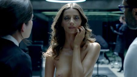 مشاهد سادية عارية لأنجيلا سارافيان في مسلسل «ويستوورلد» على موقع ScandalPlanet