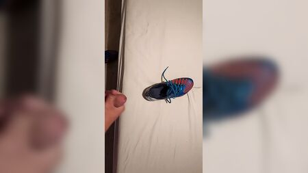 العب بحذائي الجديد لكرة القدم من طراز Adidas Predator