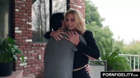 PORNFIDELITY: إنديا سمر، الأم المثيرة، لديها خيال محظور