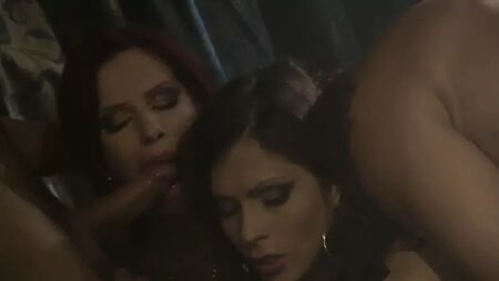حفلة جنسية للمصاصي الدماء