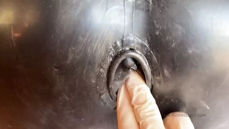 تعذيب العبيد بالمطاط