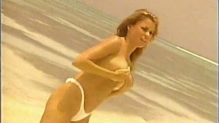 صوفيا فيرغارا ترتدي البيكيني وتظهر عارية الصدر في تقويم على موقع ScandalPlanet