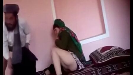 ممارسة الجنس مع أم ناضجة وممتلئة، امرأة متزوجة ترتدي الحجاب، جنس داخل الأسرة