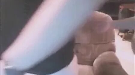 كان قد كشف عن صديقته، والآن هجرته من أجل صديقه