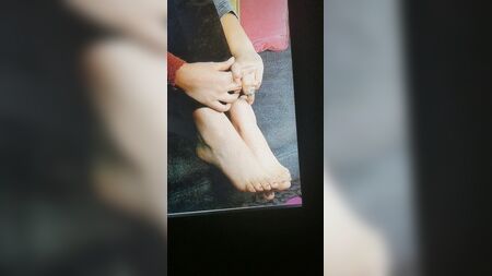 تكريم فيكتوريا جاستيس بالمني على قدميها