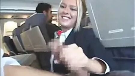 مضيفة طيران تمارس الجنس اليدوي والجنس الفموي
