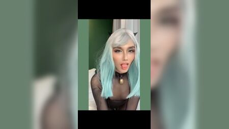 إميلي ترتدي جوارب طويلة سوداء رائعة