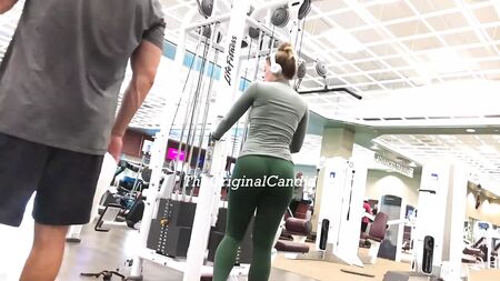 تدريبات رياضية مثيرة مع بنطال ضيق