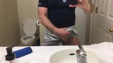 الاستمناء وهو يرتدي سروالاً حريرياً