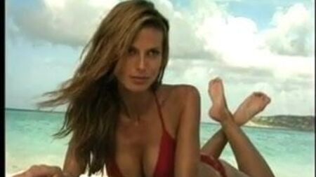 هايدي كلوم - صورة قديمة لها بملابس سباحة مثيرة