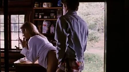 ترين ديرهولم عارية في فيلم «أعظم الأبطال» (1996)