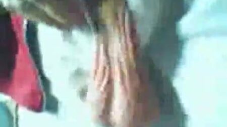 خصيتا زوج أمي تخرجان من البدلة