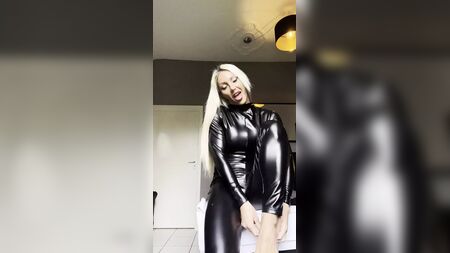 فتاة لاعبة كمال أجسام ذات جسد مشدود ترتدي ملابس من اللاتكس
