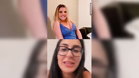 مثليات برازيليات يتحادثن عبر كاميرا الويب