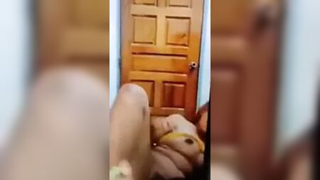 عارضة أزياء ميانمارية جذابة