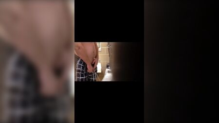 بعضهن يتلصصن على القضبان الكبيرة