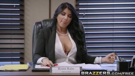 Brazzers - "ثدي كبير في العمل" - مشهد من فيلم "أخبار عاجلة" بطولة R