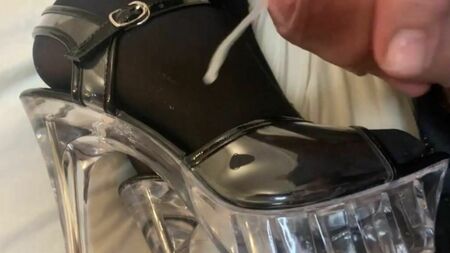 القذف على صندل بكعب عالٍ شفاف
