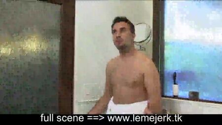 راشيل روكس: أخت غير شقيقة تستحم معها