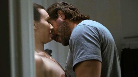 ألييت أوبهايم في مشهد جنسي عاري من فيلم «هاسل» على موقع ScandalPlanet.Com