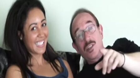 مبتدئة في ممارسة الجنس الشرجي تُضاجع من قبل رجل أكبر سناً