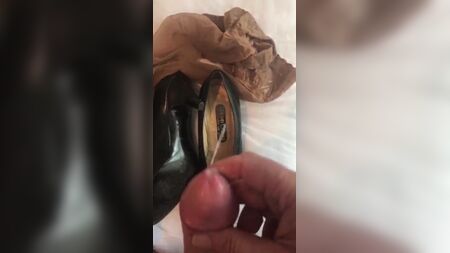 اشترى أحد المعجبين حذائي ذي الكعب العالي الذي كنت أرتديه كطيارة، وقام بقذف سائله المنوي فيه