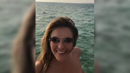 إليزابيث هيرلي ترتدي بيكيني أبيض
