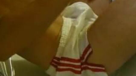 شورت أبيض من أديداس مصنوع من النايلون الساتان مع خطوط حمراء (مبلل)