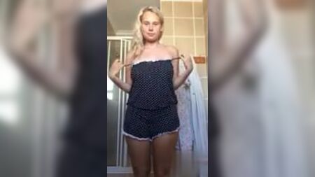 شقراء ذات صدر كبير تتعرى في حمامها