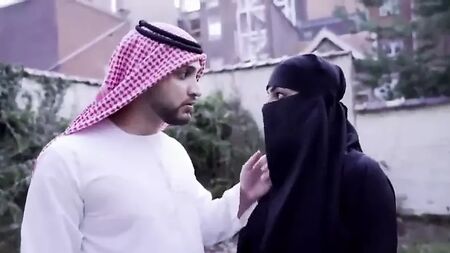 مسلمة ترتدي البرقع تغري بالجنس