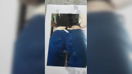 تدفق مني على مؤخرة فريدي وهو يرتدي بنطال جينز