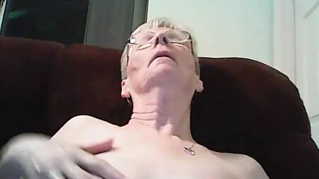 GrannyCam: كاميرات جنسية للناضجات عبر الإنترنت