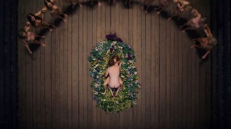 إيزابيل جريل عارية في فيلم «ميدسومار» (2019)