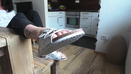 صنادل بيركنستوك في عرض أزياء Footfetish