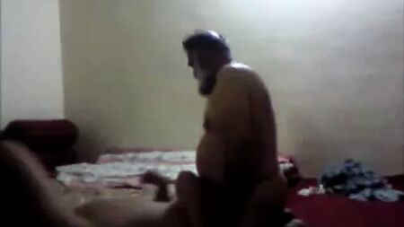 رجل باكستاني مسن ملتح يمارس الجنس مع صبي