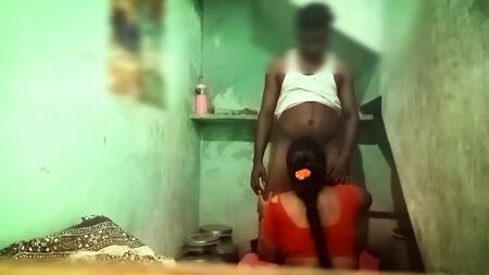 عمة تاميلية تخون عمها في الحمام