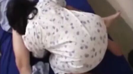 أم يابانية سمينة وناضجة وليست ابنه