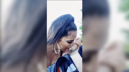 تقوم تي إس بيلا كيرفز بممارسة الجنس الفموي مع مدربها بعد الجري في الحديقة