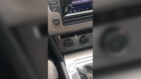 شخصان يرتديان عمامة في السيارة