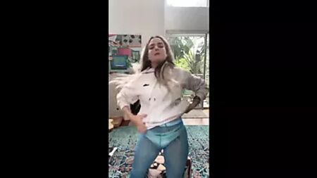 كشف جوجو ليفيسك عن صدرها على إنستغرام