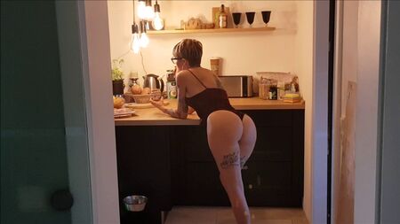 شخص غريب مارس الجنس مع زميلتي في السكن!