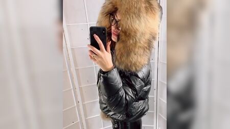 الآنسة فور ترتدي سترة مبطنة لامعة
