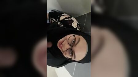 إندونيسيا - حجاب أسود في المرحاض
