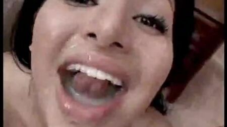 تسمح ساتيفا روز لرجالين بالقذف في فمها وتبتلع كل شيء!