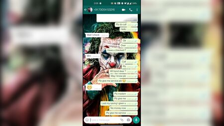 فتاة لوكانتو تجري مكالمة فيديو