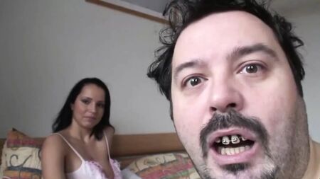 رجل مسن يسيء معاملة صديقته ذات الصدر الكبير