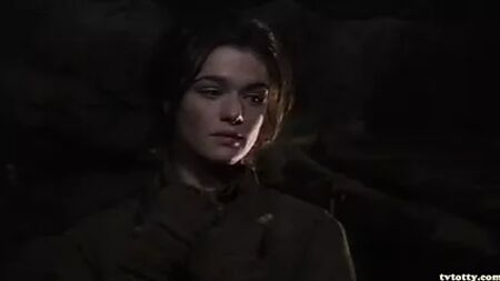 راشيل وايز في فيلم «العدو عند البوابات» (لقطة كاملة للمؤخرة)