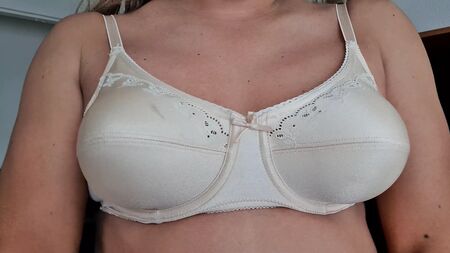 حمالة صدر باللون البيج من النايلون Ptex مقاس 34C، تبرز جمال الثديين المتمايلين