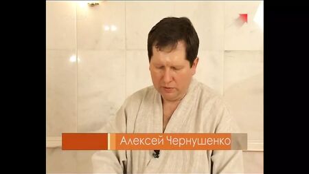 رجل يقوم بتدليك عارضة الأزياء العارية فالنتينا كوليسنيكوفا في حمام تقليدي